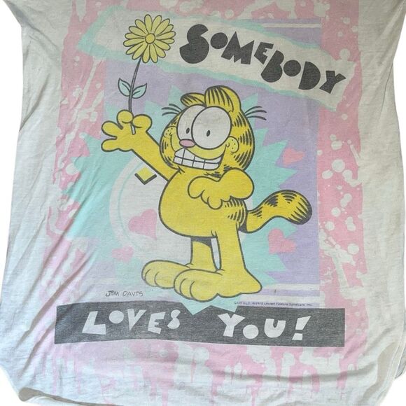 Vintage 1978 Flirts Garfield t-shirt featuring the cartoon character holding a f - Picture 2 of 5